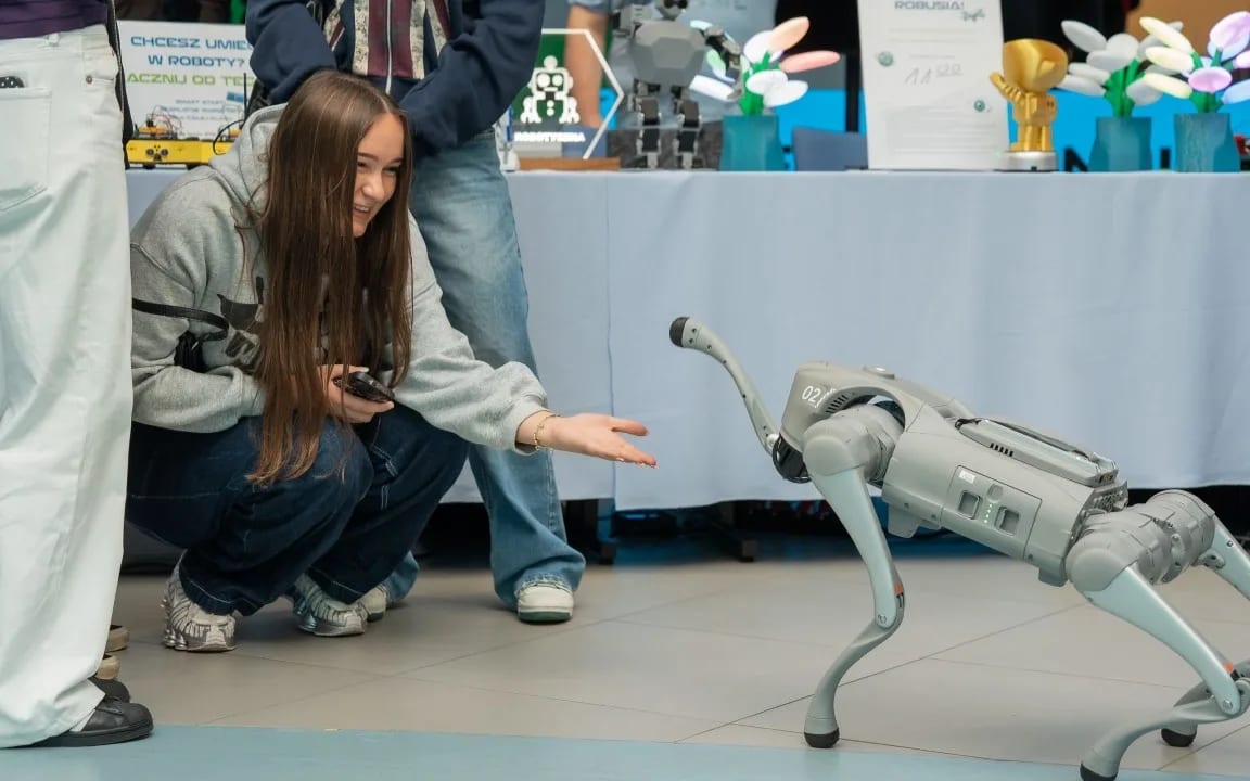 Pies robot wita się z dziewczyną